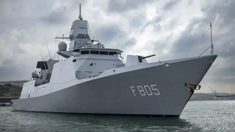 Zr.Ms. Evertsen op volle zee. 