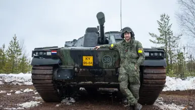 CV90-chauffer soldaat-1 Calvin staat voor een CV90.
