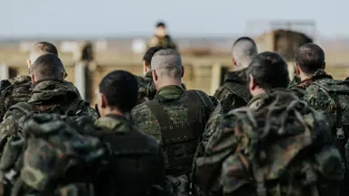 Militairen zijn 1 minuut stil. 