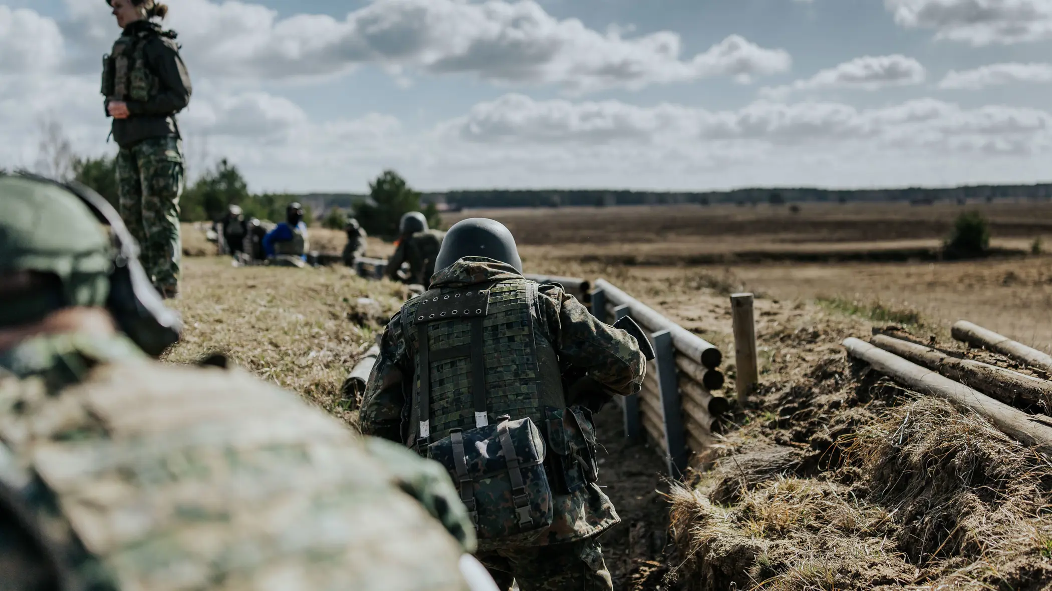 Militairen in loopgraaf