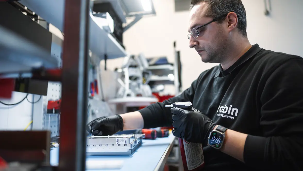 Een medewerker van Robin Radar maakt een onderdeel van een drone-radar.