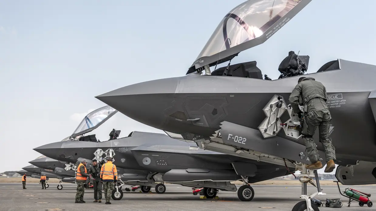 De neuzen van vijf F-35’s die achter elkaar op een flightline staan.