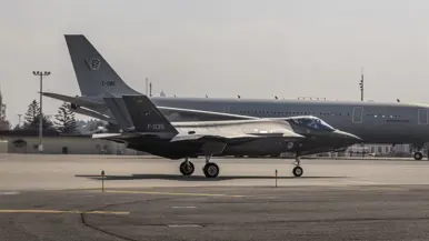 Een F-35 taxiet voor een A330 MRTT langs.