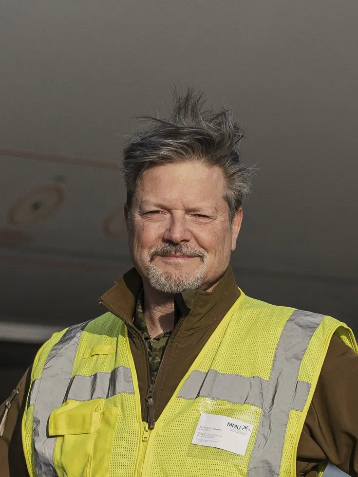 Portretfoto van Eric Claassens met en geel hesje aan en staand voor de motorgondel van een A330 MRTT.