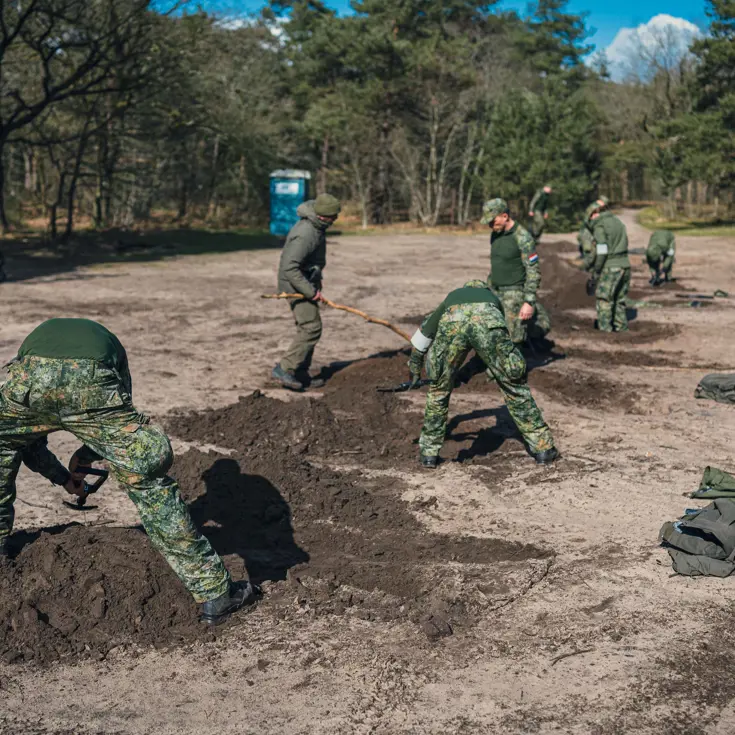 8 militairen graven elk hun eigen schuttersput.