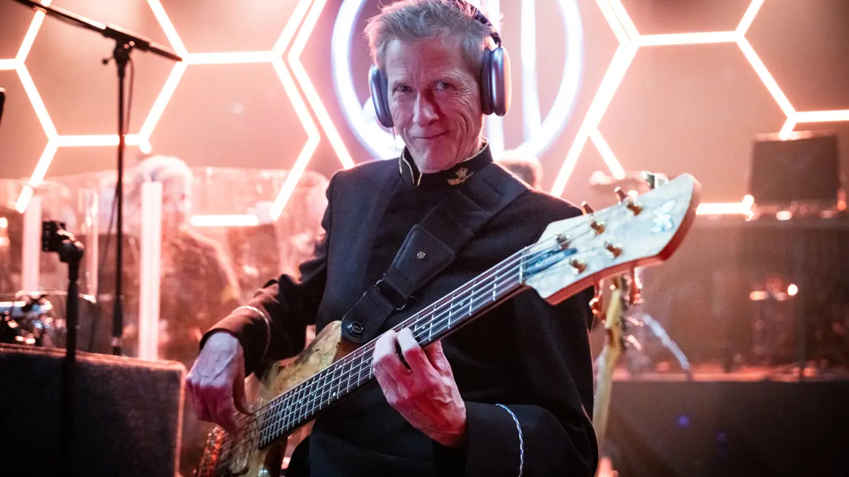 De basgitarist van het Orkest Koninklijke Luchtmacht in actie.