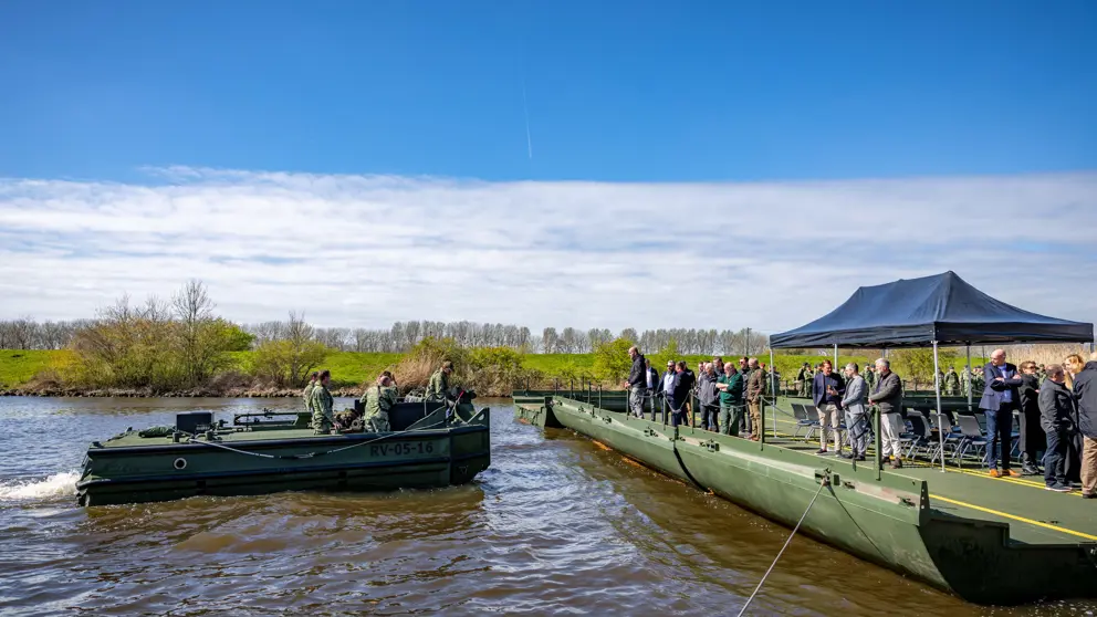 Genisten varen naar de brugslagcapaciteit in het water.