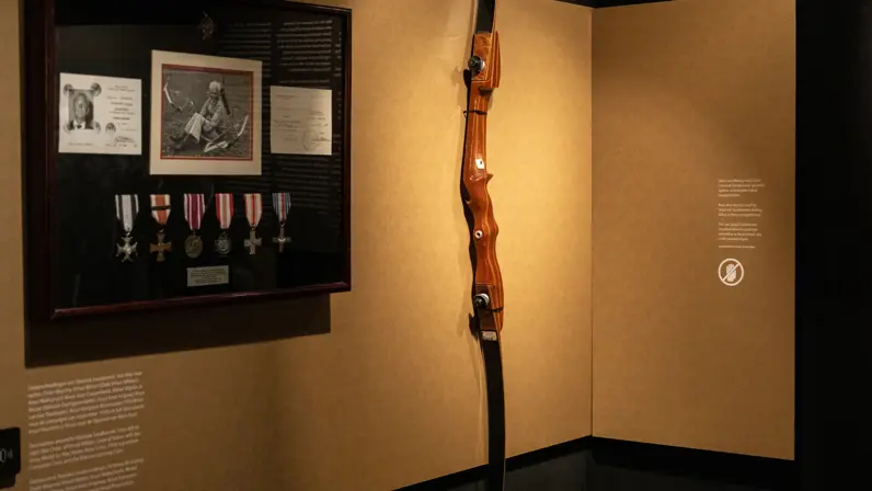 Een boog, geëxposeerd op de tentoonstelling.&nbsp;