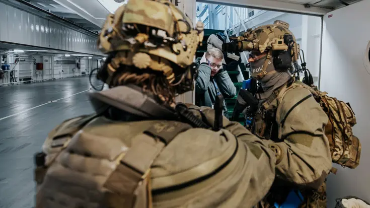 Militairen op de rug en van de zijkant gezien. 