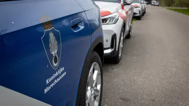 Logo Marechaussee op achterportier voertuig.