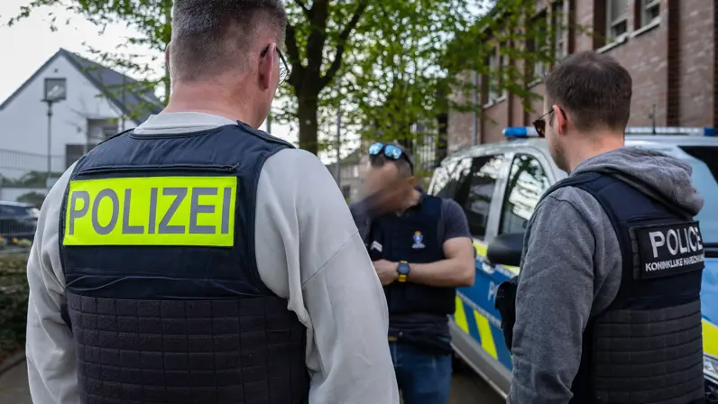 Drie leden van het GPT, twee van de Marechaussee en eentje van de Bundespolizei.