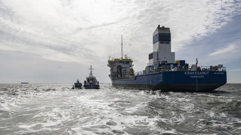 Een kleine, middelgrote en grote boot varen naast elkaar.