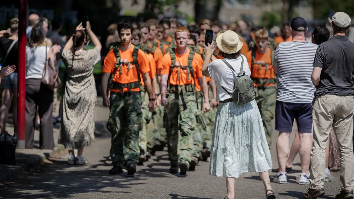  Familie klapt studenten binnen