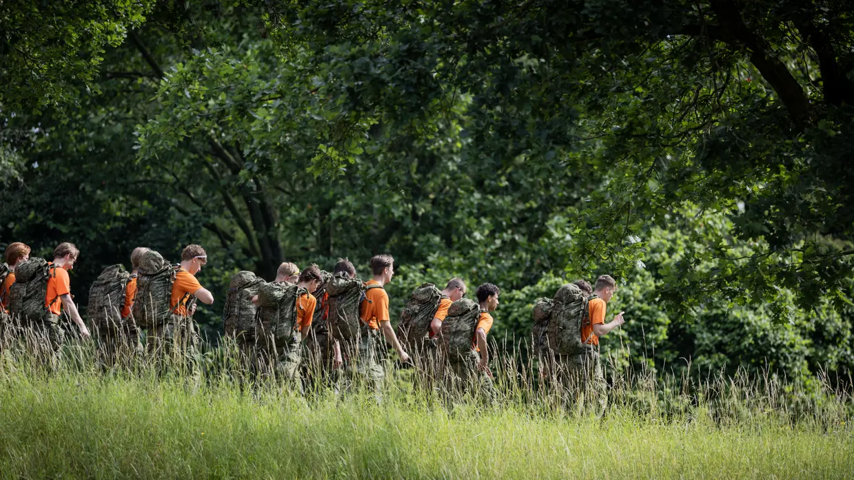 Studenten lopen over een dijk, Studenten lopen op de stoep door Nieuwegein 