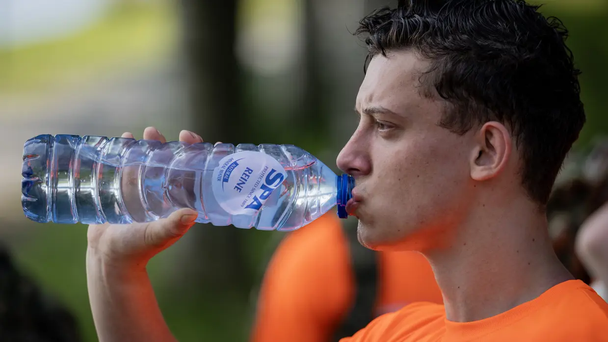 Jongen neemt een slok water
