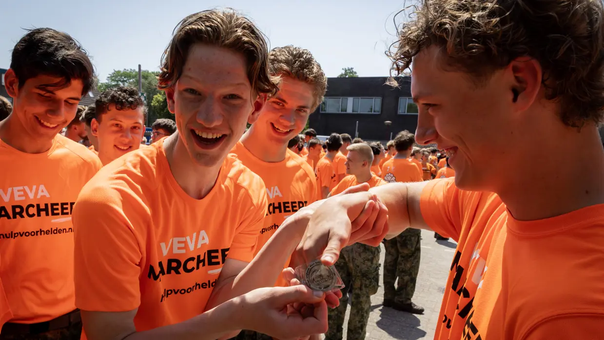  Jongens laten coin zien