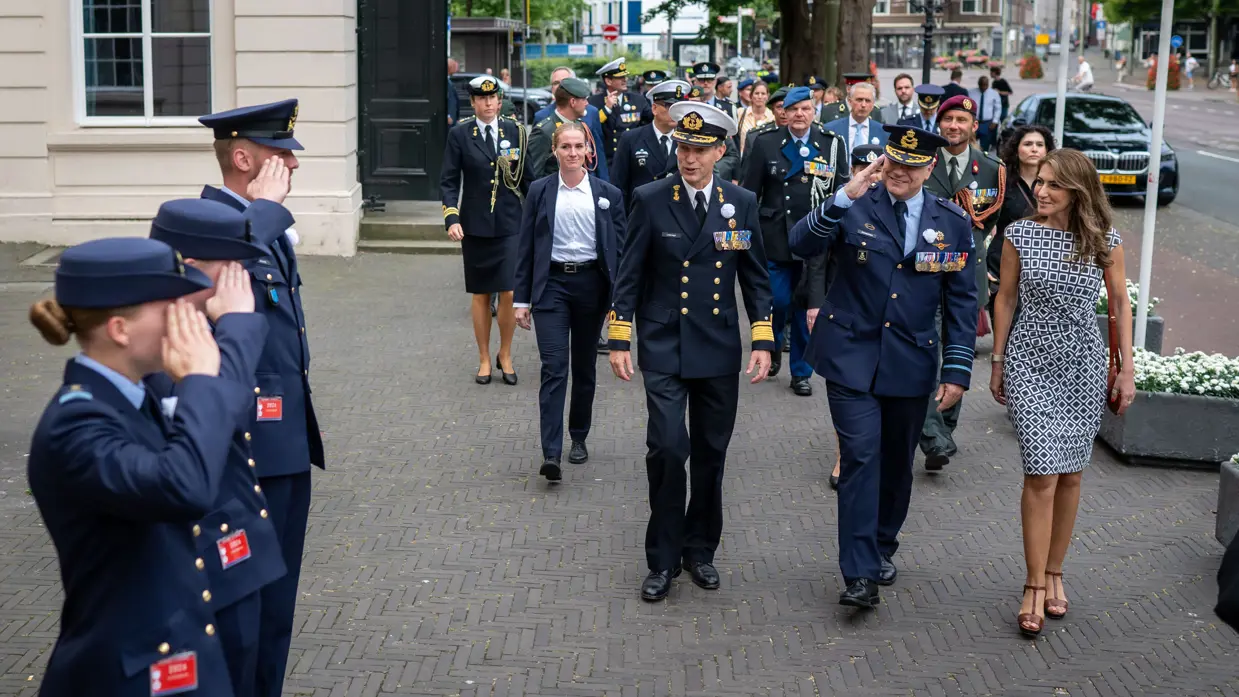 Drie luchtmachtmilitairen salueren naar de CDS en minister van Defensie als zij aankomen bij de Koninklijke Schouwburg in Den Haag