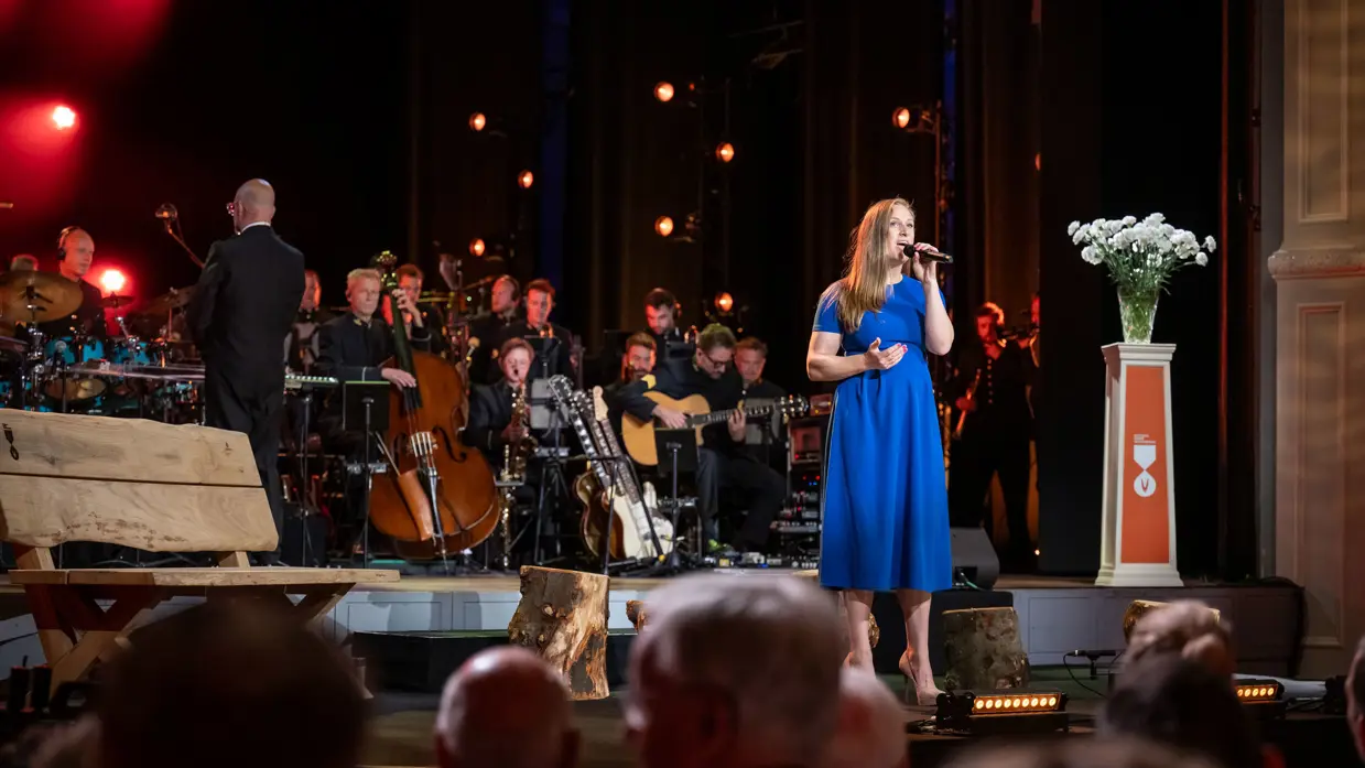 Natasja den Toom zingt.