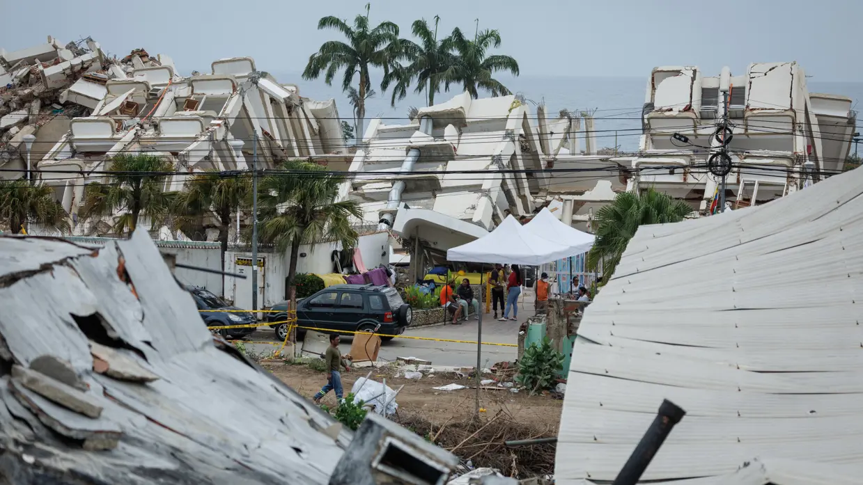 Meerdere gebouwen zijn totaal ingestort, ze liggen allemaal dezelfde kant op.
