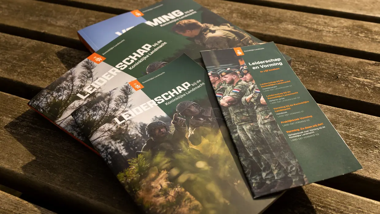 Een aantal door onder andere kolonel Kim Schreuders geschreven boeken over vorming en leiderschap.