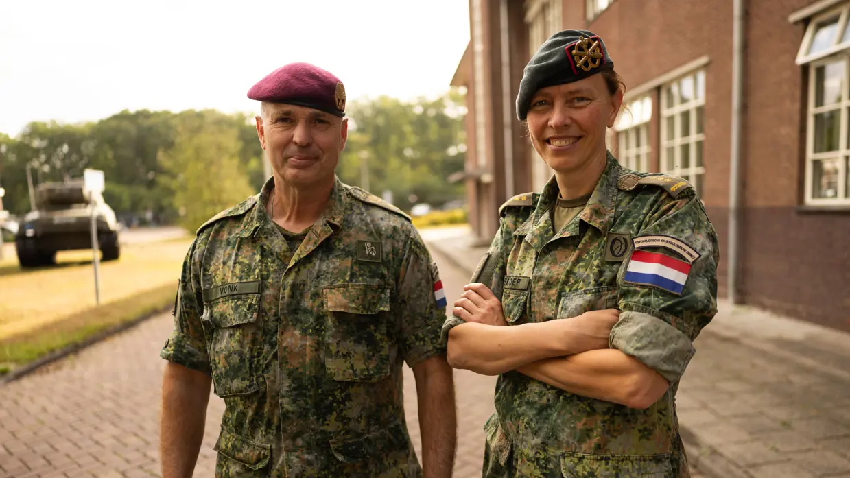AOO Michel Vonk en kolonel Kim Schreuder poseren voor de camera.
