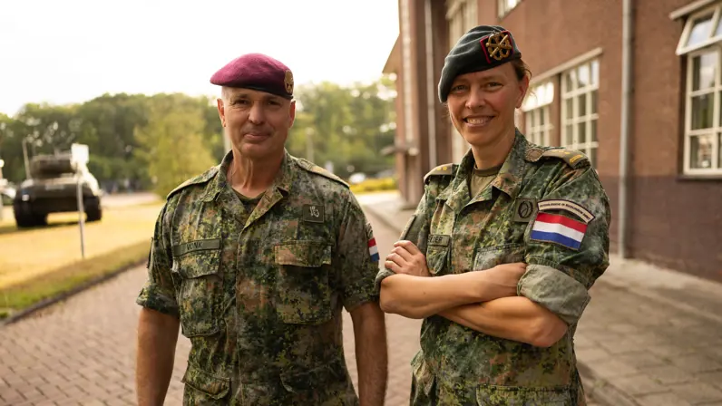 AOO Michel Vonk en kolonel Kim Schreuder poseren voor de camera.