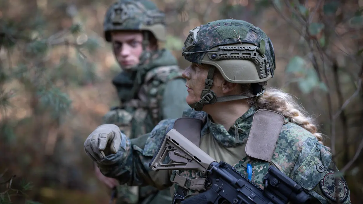 2 militairen in bos.
