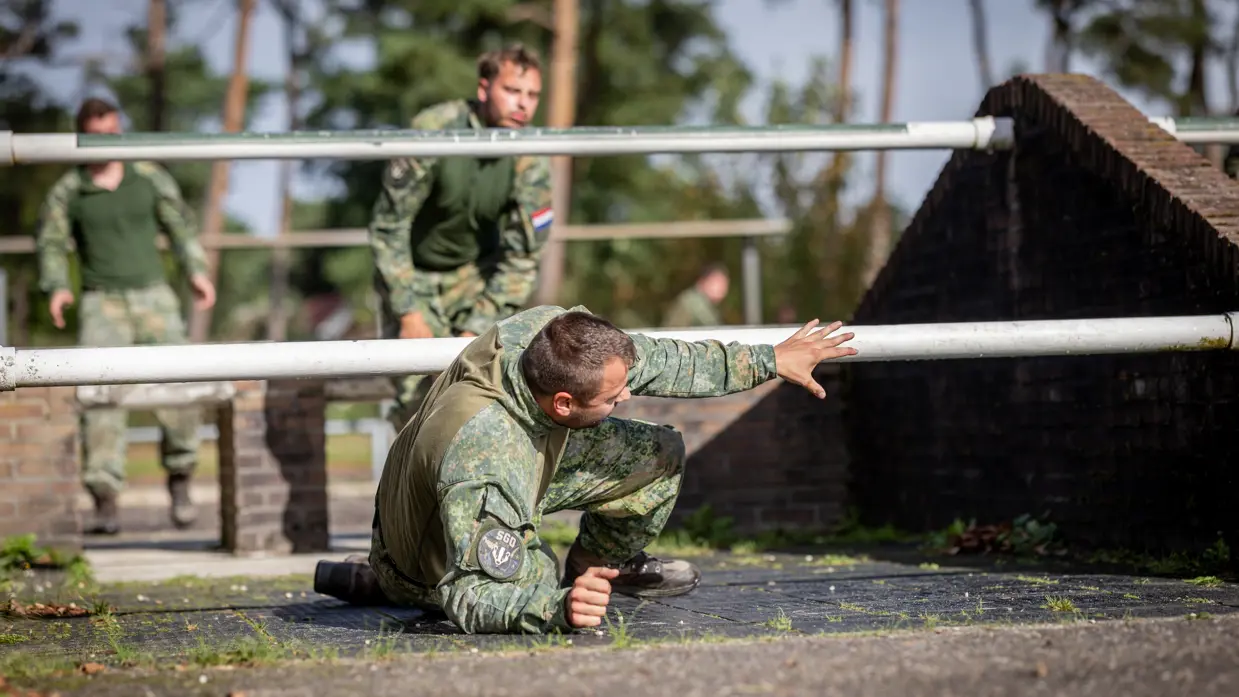 Militairen op hindernisbaan.