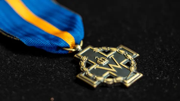 Het Kruis van Verdienste dat Defensieminister Dilan Yeşilgöz op 10 september jongstleden uitreikte aan Dempster Wintersberger.