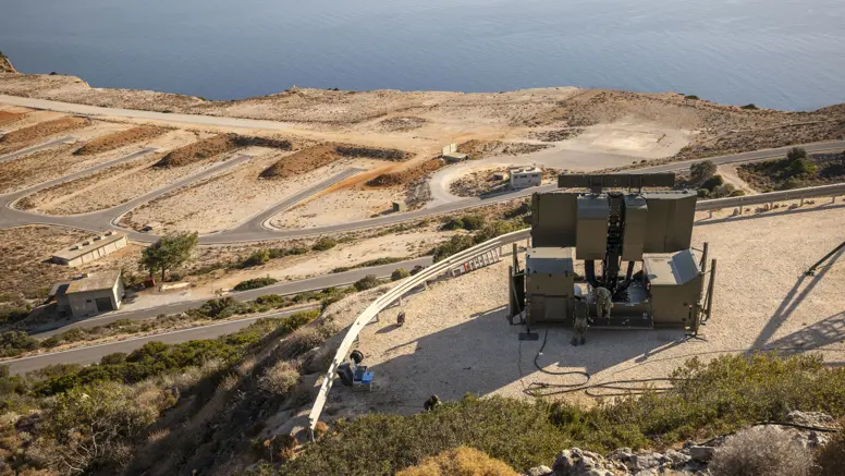 Overzichtsfoto van het schietterrein op Kreta. Rechts staat de Groundmaster 400 opgesteld, links diverse schietpunten met daarachter de zee.