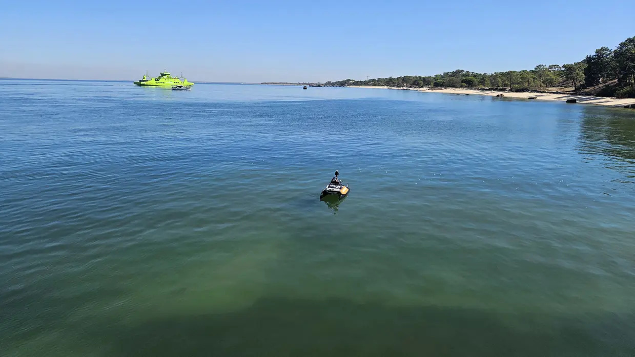 De varende drone met op de achtergrond een groene ferry.