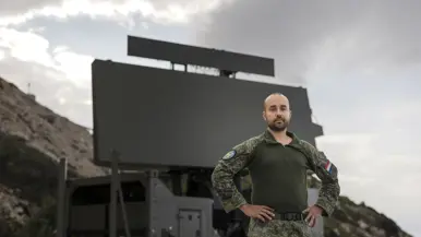 Portretfoto van luitenant Jason met radar in de achtergrond.