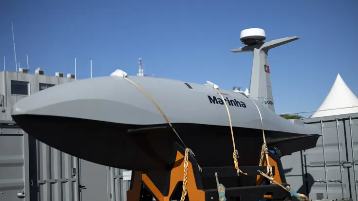 Een grijze varende drone van de Portugese marine op een standaard.