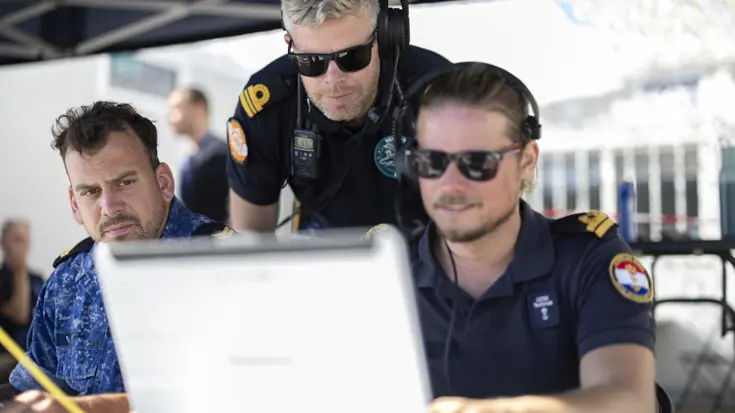 Wouter coördineert het testprogramma voor onbemenste systemen bij de marine, waar ook de oefening in Portugal een grote rol in speelt. De afgelopen edities was het Commando Zeestrijdkrachten steevast aanwezig bij REPMUS. Toch veranderde de insteek dit jaar. Want waar de oefening eerder draaide om het technisch beproeven van experimentele systemen, ligt de focus nu vooral op het gezamenlijk uitvoeren van missies, met de systemen van verschillende landen en deelnemers. “Dat is iets dat we zelden doen”, geeft de officier aan.