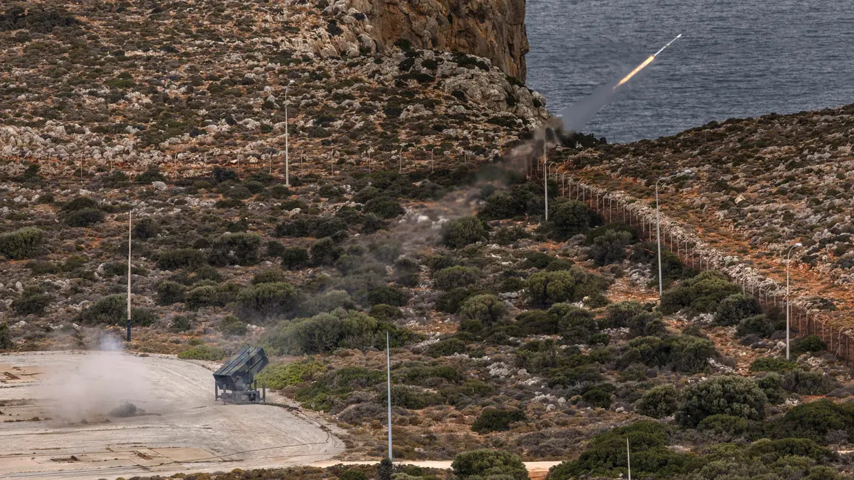 Een luchtdoelraket verlaat op grote snelheid een NASAMS-lanceerinstallatie.