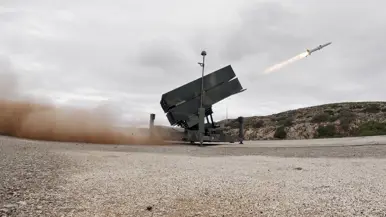 Een luchtdoelraket verlaat de NASAMS- lanceerinstallatie.