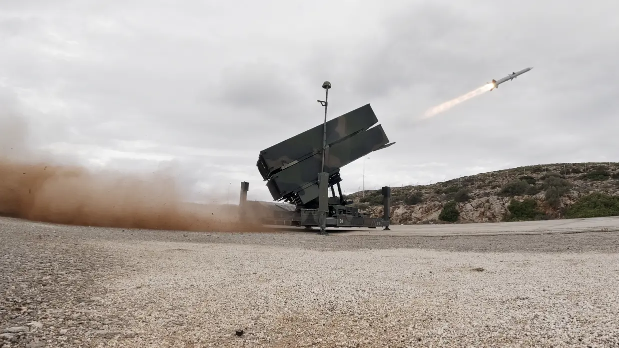 Een luchtdoelraket verlaat de NASAMS- lanceerinstallatie.