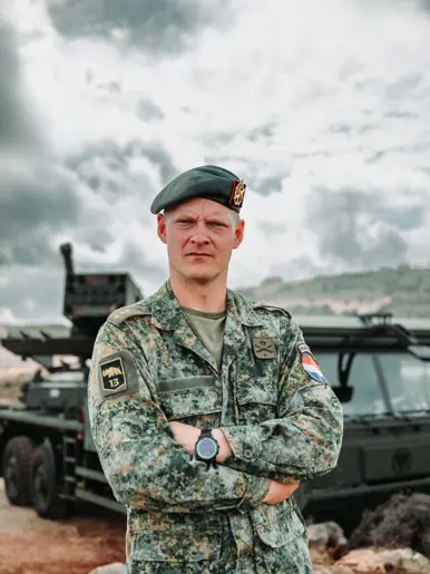 Portretfoto van kapitein Lenard met baret op.