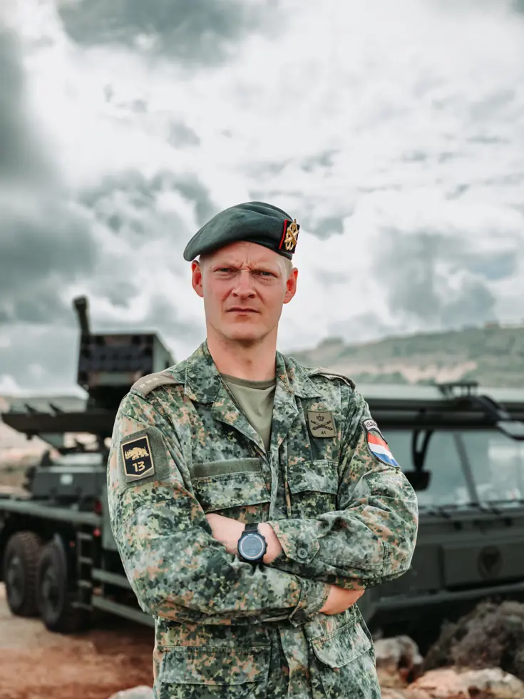 Portretfoto van kapitein Lenard met baret op.