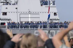 De Evertsen wordt uitgezwaaid.