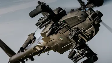 Een zwarte helikopter met bewapening vliegt door de lucht, van de onderkant gezien. 
