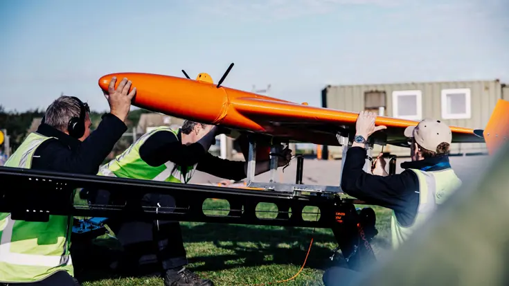 De drones werden ingezet vanaf een stuk land bij zee