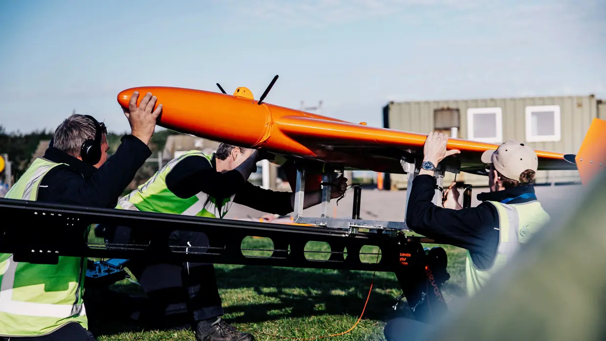 De drones werden ingezet vanaf een stuk land bij zee