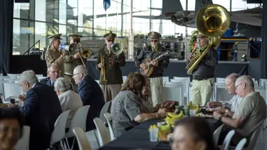 Live-band speelt terwijl mensen zitten te eten.