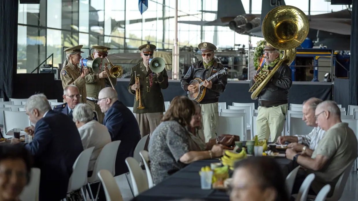 Live-band speelt terwijl mensen zitten te eten.