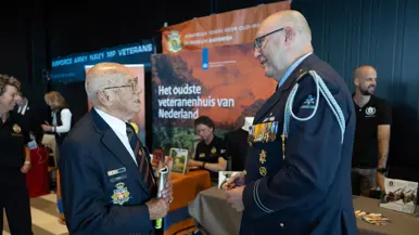 Peter Massop praat met een man.