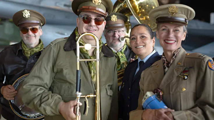 Kapitein Diana Tahamata poseert met de band.