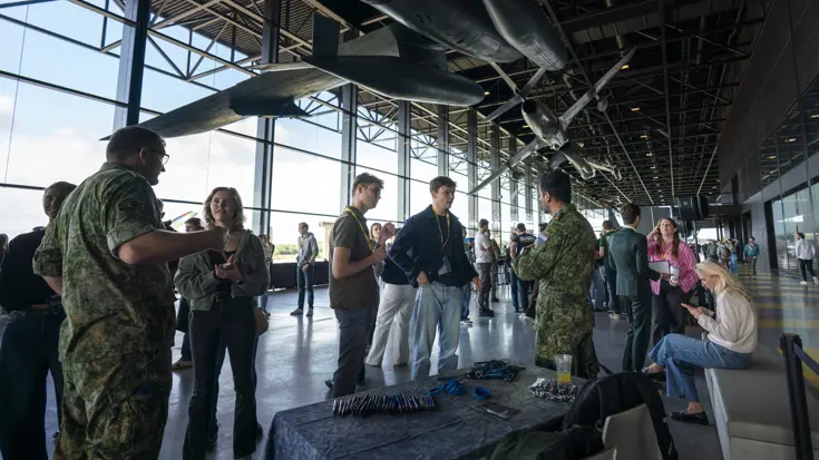 Stagiairs in gesprek met militairen en elkaar.