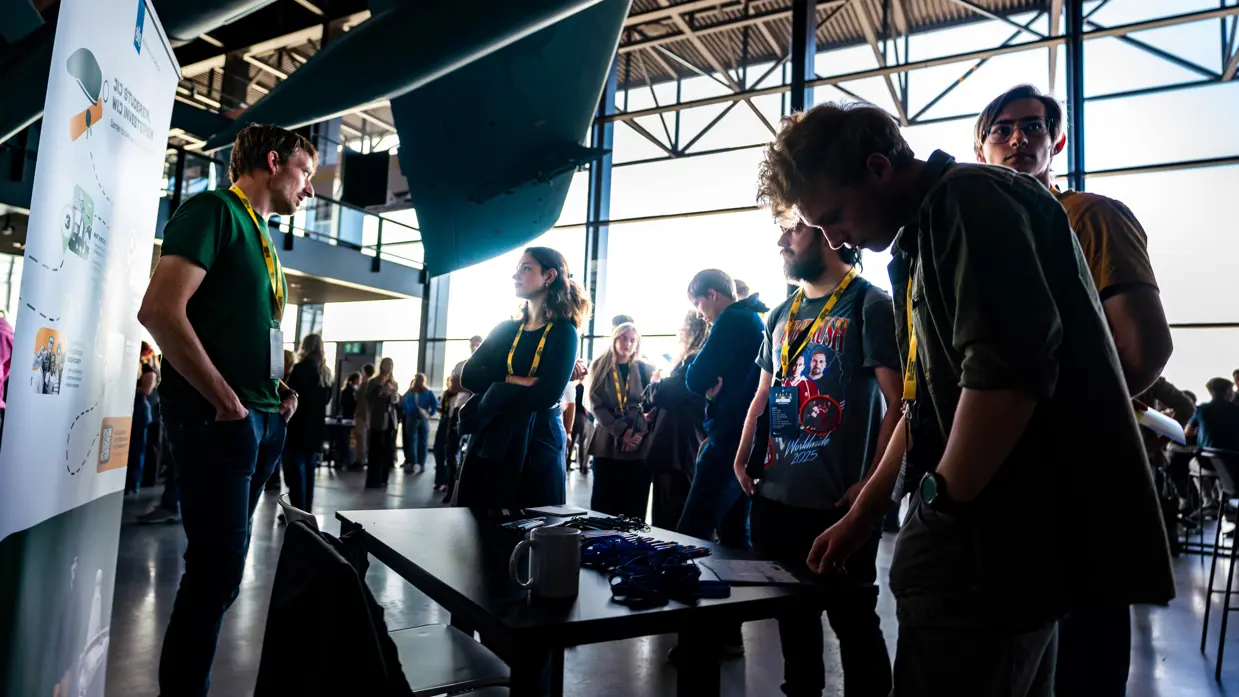 Stagiairs praten met de mensen van de verschillende stagebureaus.