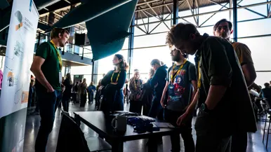 Stagiairs praten met de mensen van de verschillende stagebureaus.